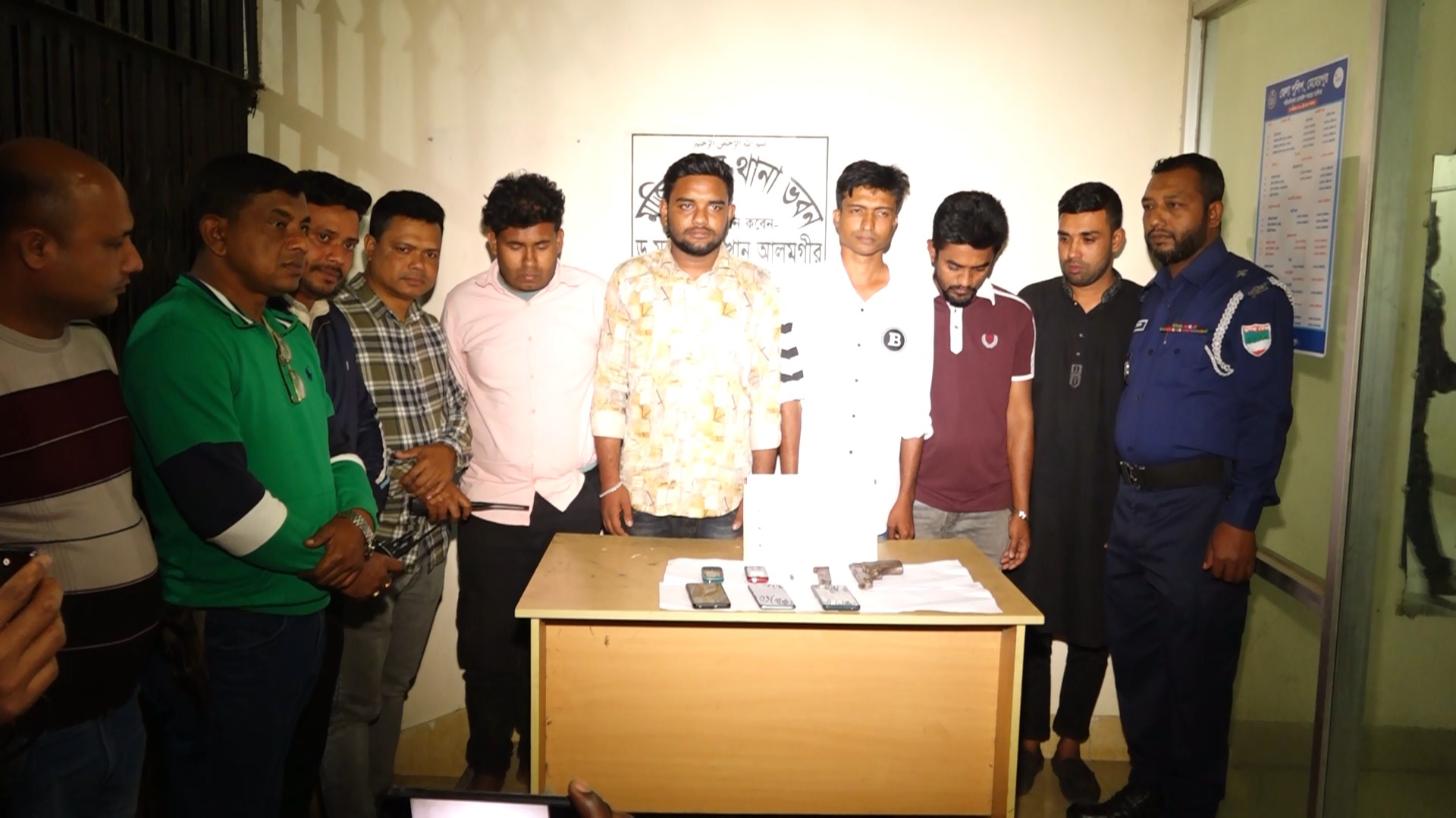 মুজিবনগরে পিস্তল ও গুলি উদ্ধার  অনলাইন জুড়াড়িসহ গ্রেফতার ৫