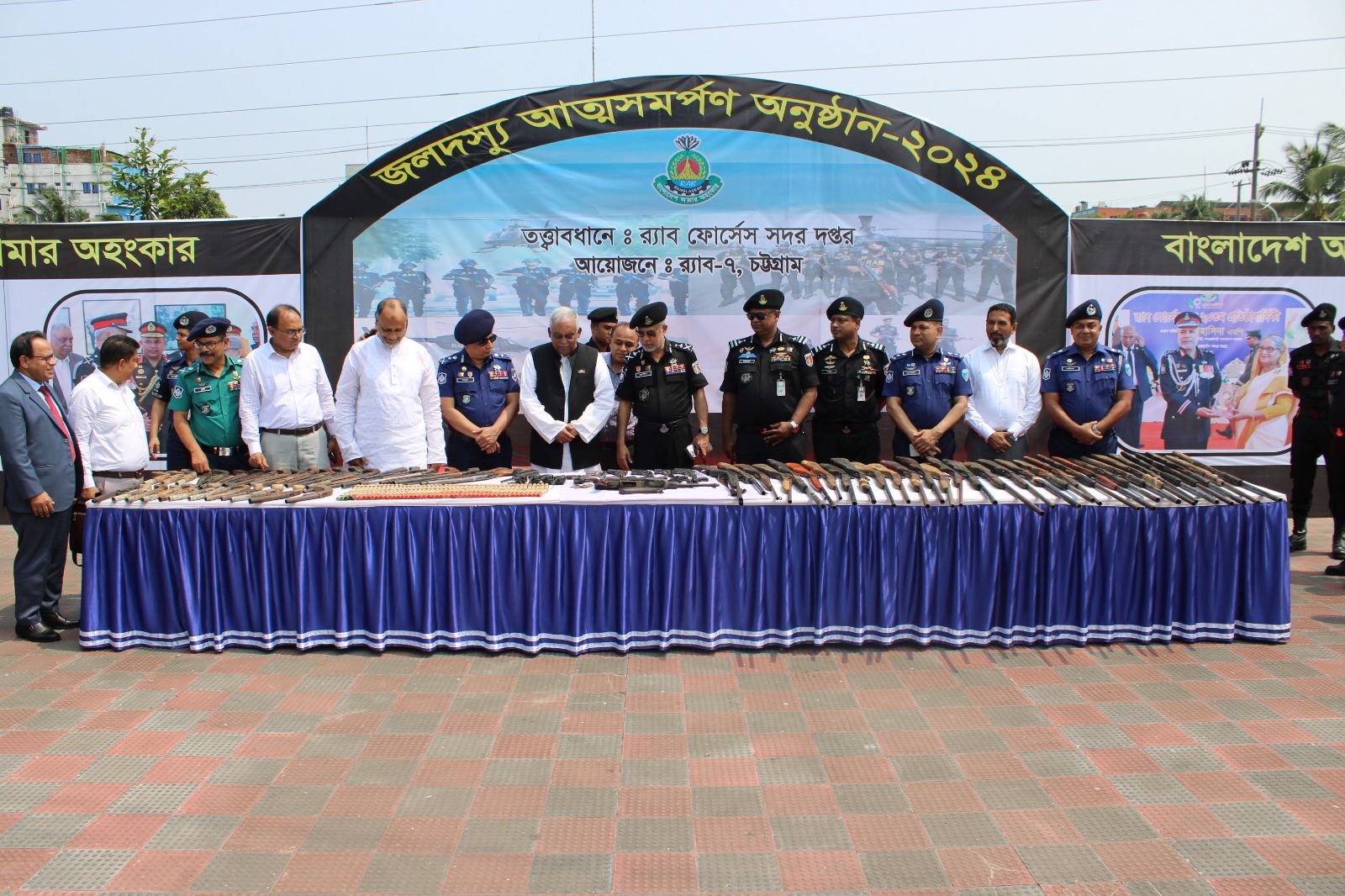 র‌্যাব-৭, চট্টগ্রামের তত্ত্বাবধানে অস্ত্র ও গোলাবারুদ সহ চট্টগ্রাম ও কক্সবাজার জেলার উপকূলীয় অঞ্চলের জলদস্যুদের মাননীয় স্বরাষ্ট্র মন্ত্রী মহোদয়ের নিকট আত্মসমর্পণ