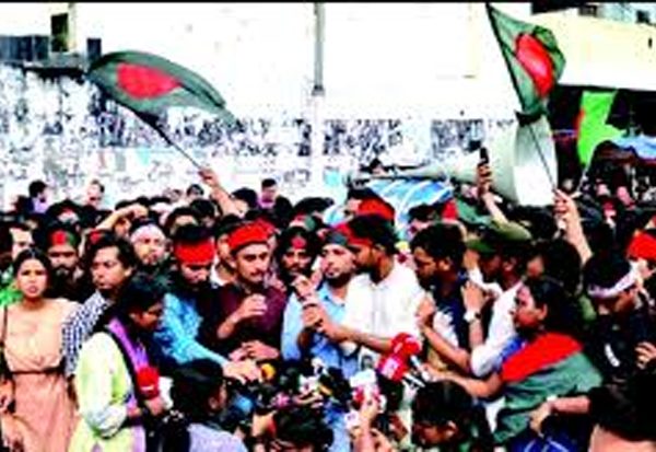 বিচারের দাবিতে সোচ্চার শিক্ষার্থীরা