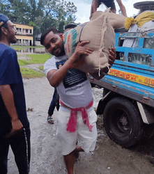 বন্যার্তদের মাঝে ত্রাণ বিতরণ রূপনগর থানা ছাত্রদলের