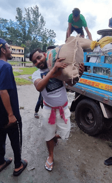 বন্যার্তদের মাঝে ত্রাণ বিতরণ রূপনগর থানা ছাত্রদলের