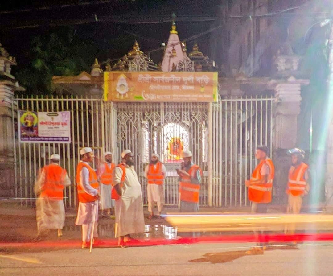 সংখ্যালঘুদের মন্দির ও বাড়িঘর পাহারা দিচ্ছে স্কুল-কলেজ-মাদ্রাসার শিক্ষার্থীরা ও জামাত-বিএনপি-হেফাজত নেতাকর্মীরা