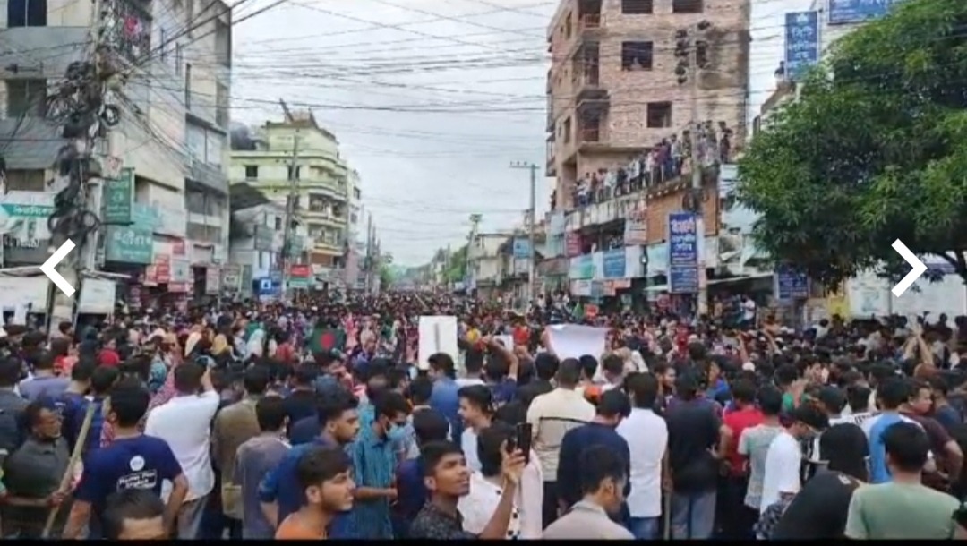 নওগাঁয় শিক্ষার্থীদের স্লোগানে উত্তাল শহর