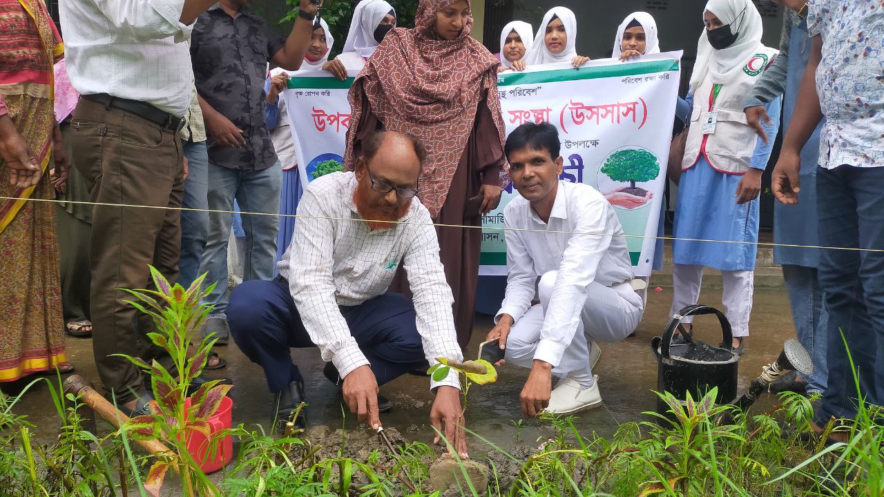 বরগুনায় স্কুল ও কলেজে “উসসাস” এর বৃক্ষরোপণ কর্মসূচি পালিত