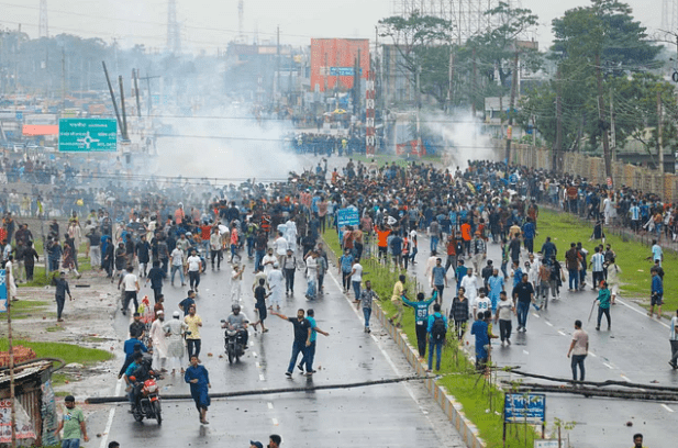 খুলনায় আন্দোলনকারীদের সঙ্গে সংঘর্ষে পুলিশ সদস্য নিহত