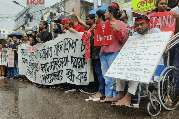 পুলিশের বাধার পরেও বৃষ্টিতে ভিজে প্রতিবাদ সমাবেশ করলেন দৃশ্যমাধ্যমের শিল্পীরা