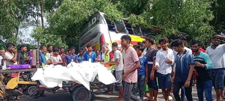 কাশিয়ানীতে বাস ও ট্রাকের মুখোমুখি সংঘর্ষে নিহত ৫.