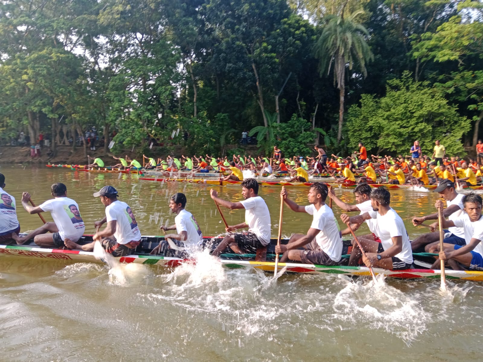 কাশিয়ানী উপজেলার হোগলাকান্দী কুমার নদীতে বাংলার ঐতিহ্য নৌকা বাইচ অনুষ্ঠিত