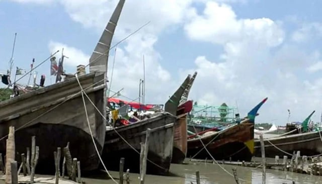 বঙ্গোপসাগর উত্তাল: মাছধরা ট্রলারগুলো উপকূলের নিরাপদ আশ্রয়ে