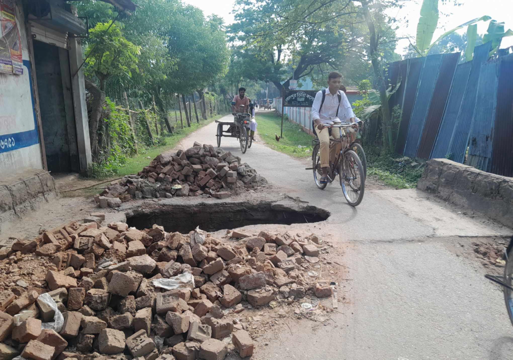 কালভার্ট ভেঙ্গে লালপুরে জনদুর্ভোগ