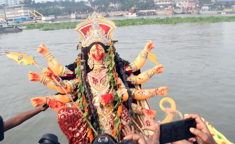 বিসর্জনের মধ্যদিয়ে শেষ হলো শারদীয় দুর্গোৎসব