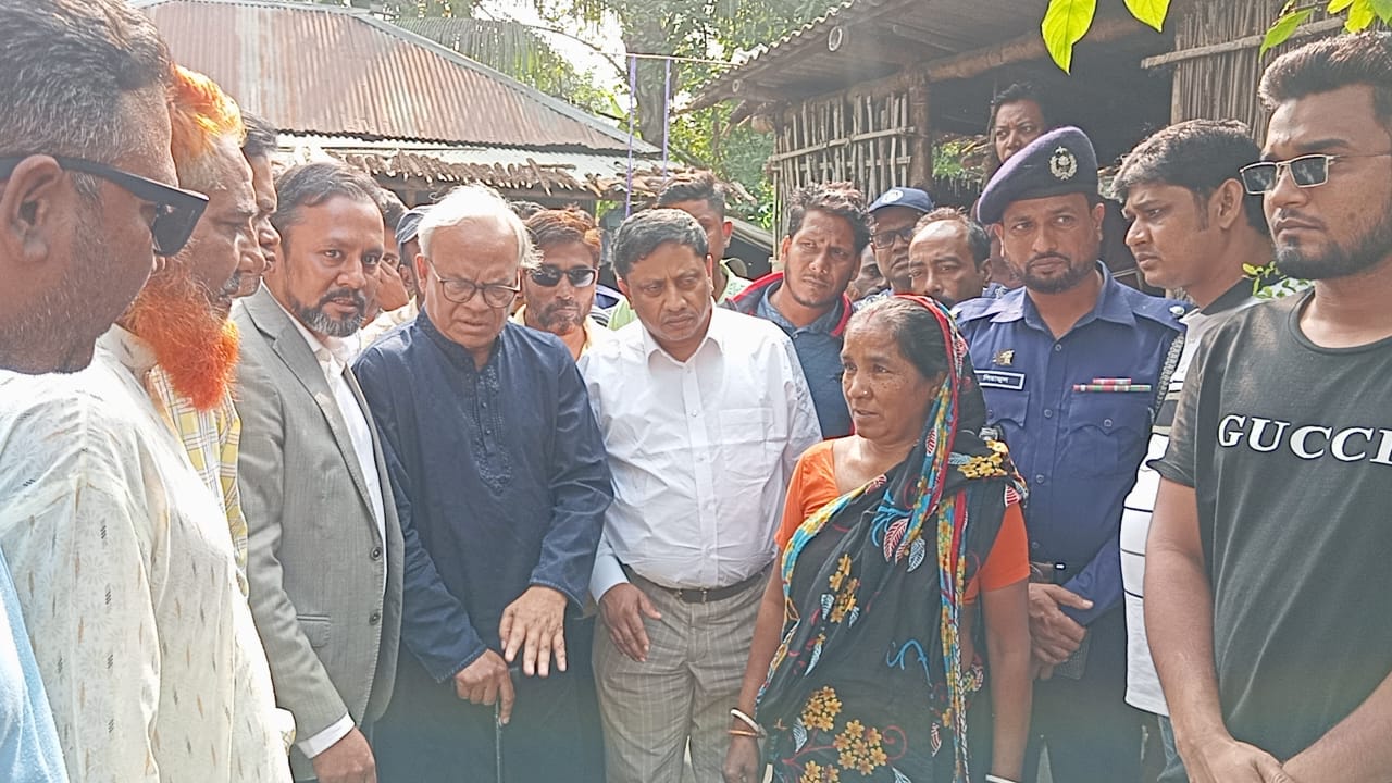 নাটোরে মারপিটে আহত আ’লীগ কর্মীর বাড়িতে বিএনপি যুগ্ম মহাসচিব রিজভী।