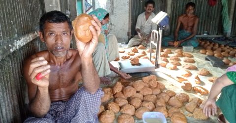 ইসলামপুরে অবৈধ প্রক্রিয়ায় গুড় তৈরি হচ্ছে দেশী গুড়!