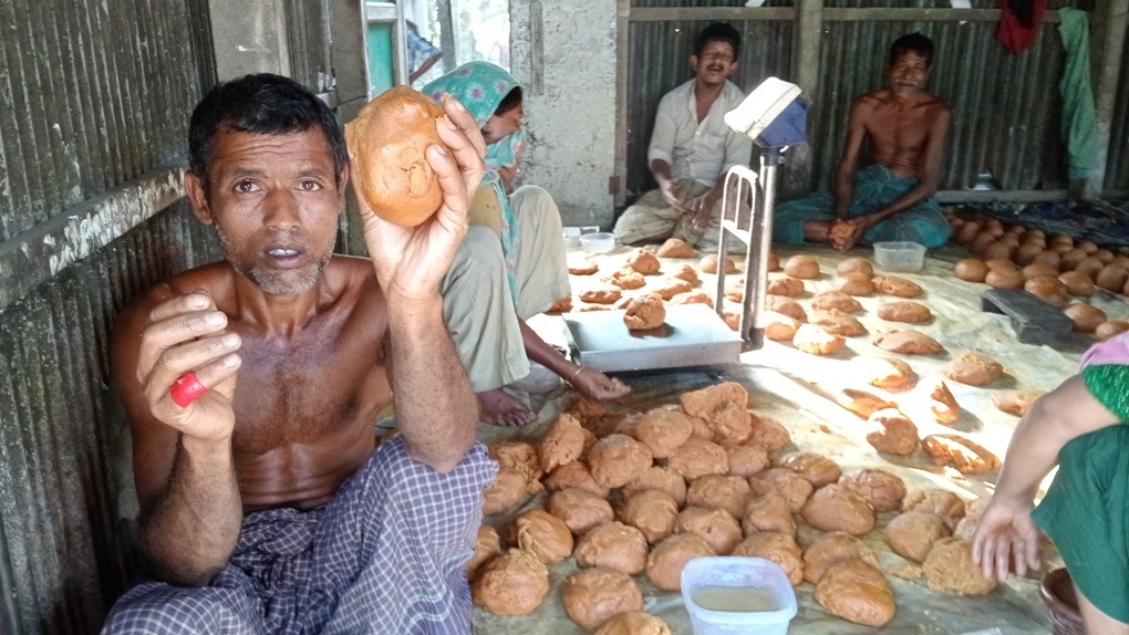 ইসলামপুরে অবৈধ প্রক্রিয়ায় গুড় তৈরি হচ্ছে দেশী গুড়!