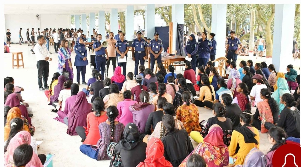 নওগাঁয় ১২০ টাকায় পুলিশের চাকরি পেলেন ৭৬ জন