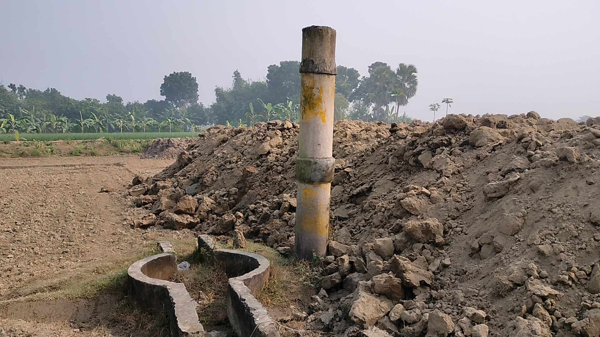 রাজশাহীর পুঠিয়ায় ফসলি জমিতে চলছে পুকুর খনন