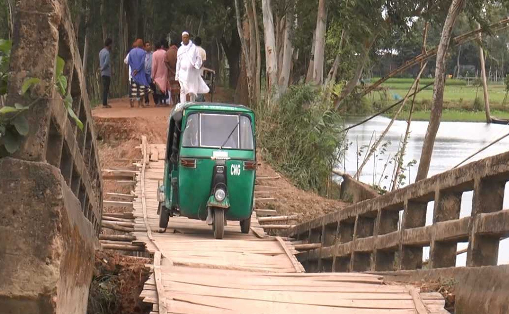 ব্রিজটি যেন এখন মরণ ফাঁদ!