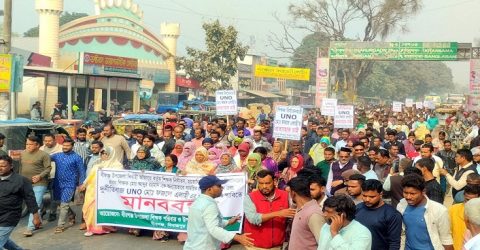 বীরগঞ্জ উপজেলার ইউএনও প্রত্যাহার দাবিতে মহাসড়ক অবরোধ