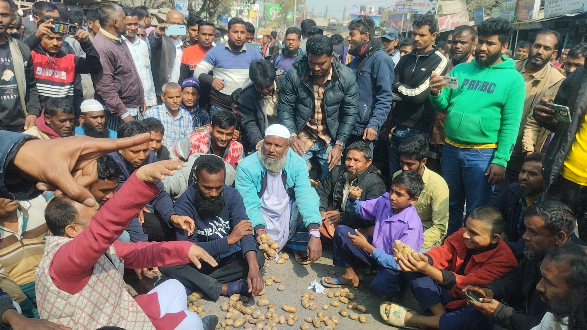 বীরগঞ্জে হিমাগারে আলু সংরক্ষণে ন্যায্য ভাড়ার দাবিতে প্রতিবাদ সমাবেশ ও মহাসড়ক অবরোধ