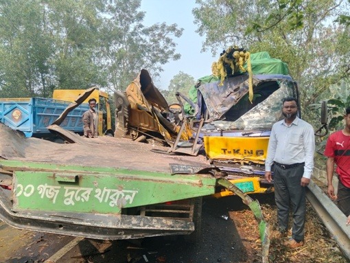 গোপালগঞ্জে ঘন কুয়াশায় চার গাড়ির সংঘর্ষে ঝরলো প্রাণ ১ আহত ২০