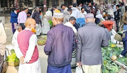 মান্দায় ইউএনওর অফিসের সামনে সবজির দোকান বসিয়ে কৃষকদের প্রতিবাদ