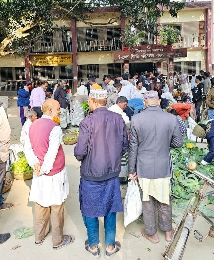 মান্দায় ইউএনওর অফিসের সামনে সবজির দোকান বসিয়ে কৃষকদের প্রতিবাদ