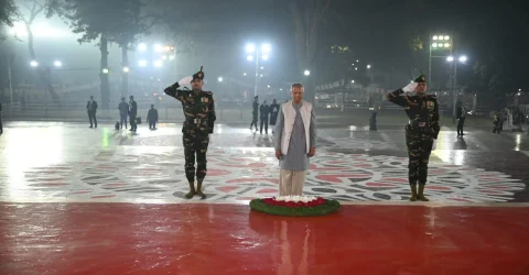 একুশের প্রথম প্রহরে ভাষা শহীদদের প্রতি শ্রদ্ধা নিবেদন প্রধান উপদেষ্টার