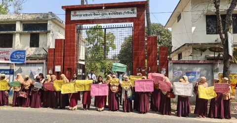 ধর্ষণসহ নারী ও শিশুদের ওপর নির্যাতনের প্রতিবাদে চুয়াডাঙ্গায় মানববন্ধন অনুষ্ঠিত