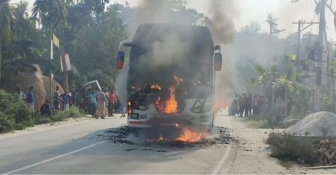 জামালপুরে সড়ক দুর্ঘটনায় অটোচালক নিহত: বাসে আগুন,প্রতিবাদে বাস মালিকদের সড়ক অবরোধ