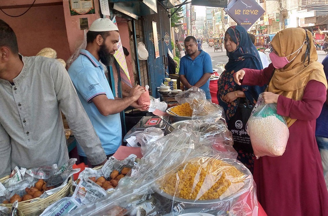 রংপুরে রমজানের প্রথম দিনে ইফতারের বাজার রমরমা