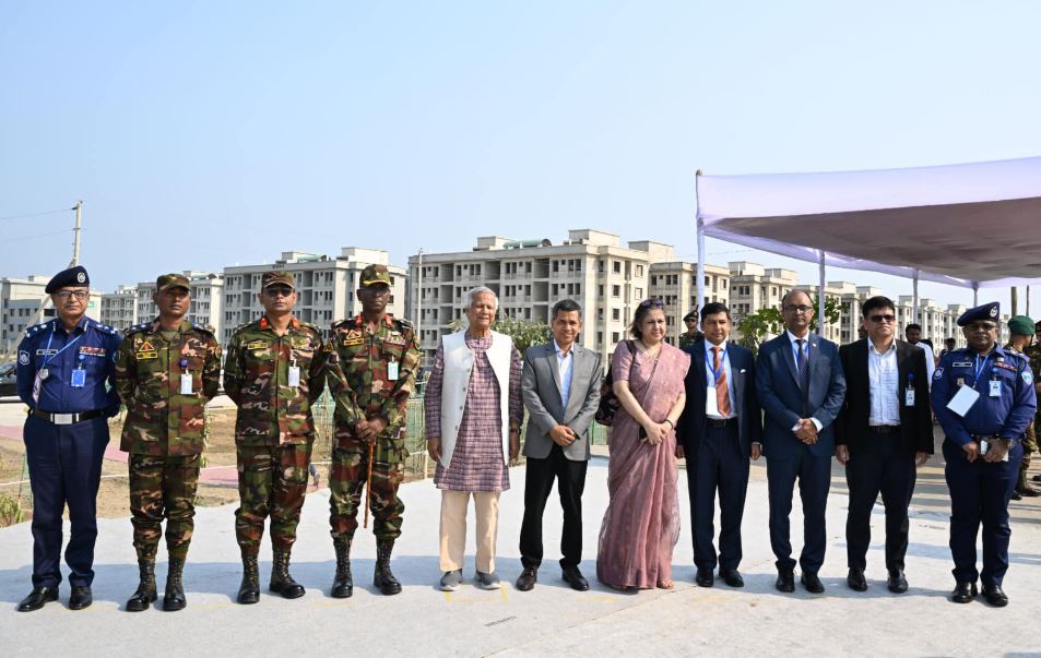 খুরুশকুল জলবায়ু উদ্বাস্তু পুর্নবাসন প্রকল্প পরিদর্শন করলেন প্রধান উপদেষ্টা