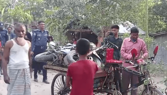 লালপুরে প্রকাশ্যে ইউপি মেম্বারকে লক্ষ্য করে গুলি, ঘটনাস্থল থেকে উদ্ধারকৃত মোটরসাইকেল সহ নিয়মিত মামলা