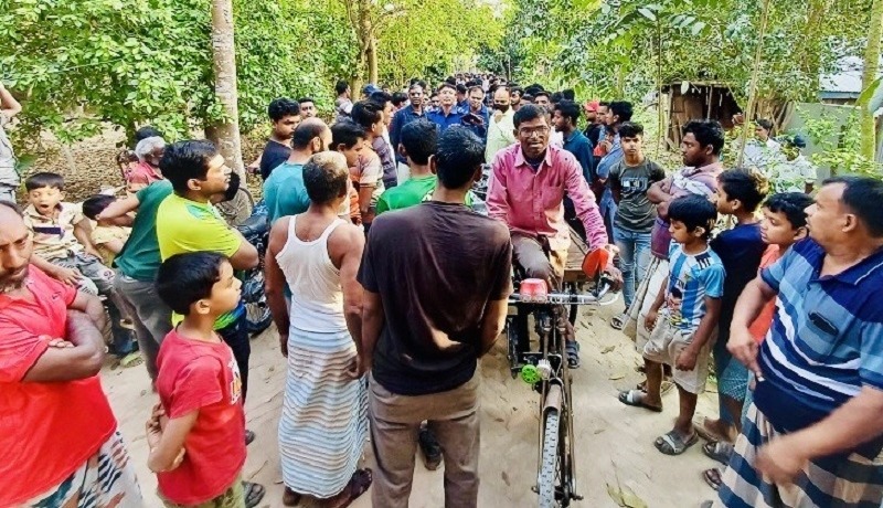 লালপুরে প্রকাশ্যে ইউপি মেম্বারকে লক্ষ্য করে গুলি, অল্পের জন্য প্রাণে রক্ষা