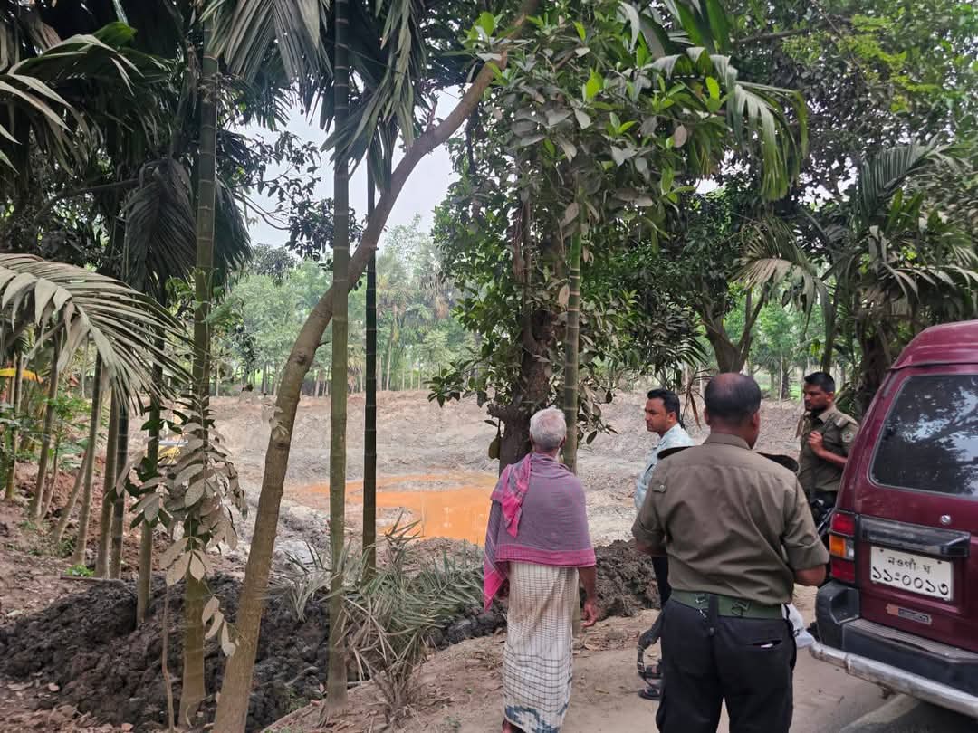 নওগাঁর মান্দায় অবৈধ পুকুর খননের মাটি উত্তোলনে ইউএনওর অভিযান
