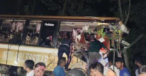 কাশিয়ানীতে বাস ও ট্রাকের মুখোমুখি সংঘর্ষে নিহত ৩, আহত ২৮