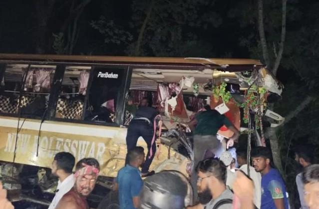 কাশিয়ানীতে বাস ও ট্রাকের মুখোমুখি সংঘর্ষে নিহত ৩, আহত ২৮