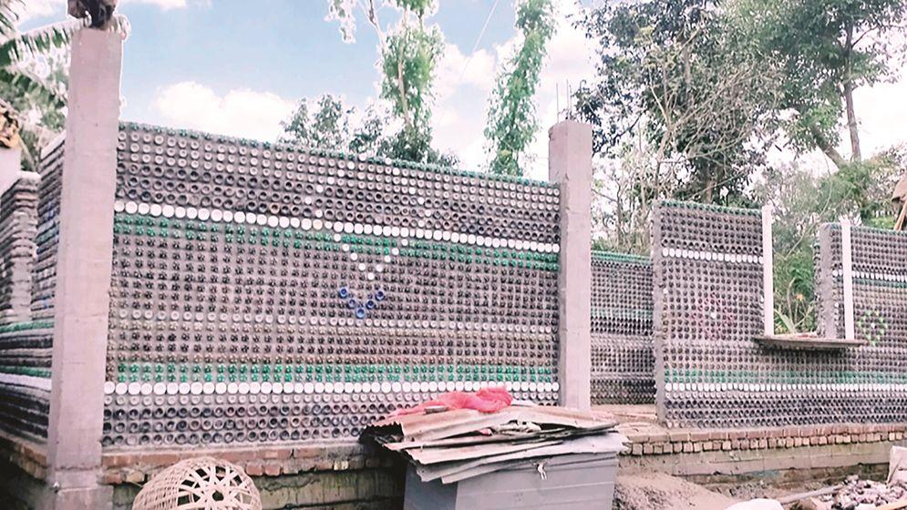 গাইবান্ধায় প্লাস্টিকের পরিত্যক্ত বোতল দিয়ে দৃষ্টিনন্দন বাড়ী নির্মাণ হচ্ছে
