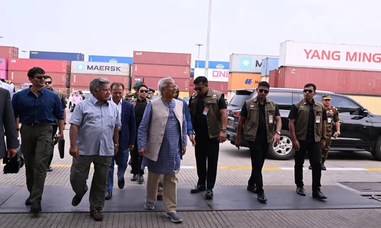 চট্টগ্রাম বন্দর পরিদর্শন করলেন প্রধান উপদেষ্টা