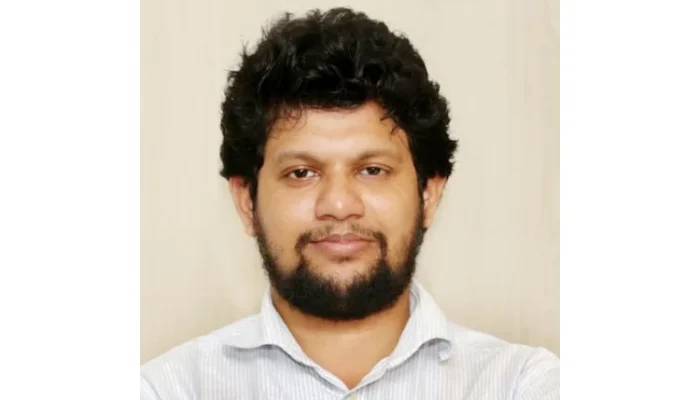তথ্য ও সম্প্রচার উপদেষ্টা তার বাসভবনে আমন্ত্রণ জানিয়েছেন হোসেনকে