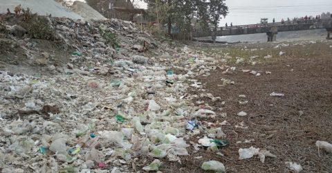 চুয়াডাঙ্গায় অবহেলা ও দূষণে আলমডাঙ্গার মৃতপ্রায় কুমার নদ