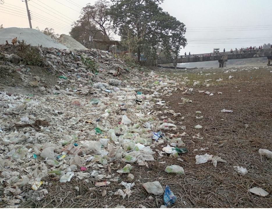 চুয়াডাঙ্গায় অবহেলা ও দূষণে আলমডাঙ্গার মৃতপ্রায় কুমার নদ