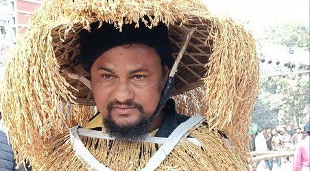 বিশ কেজি ধানের শীষ শরীরে জড়িয়ে জনসভায় এসেছে