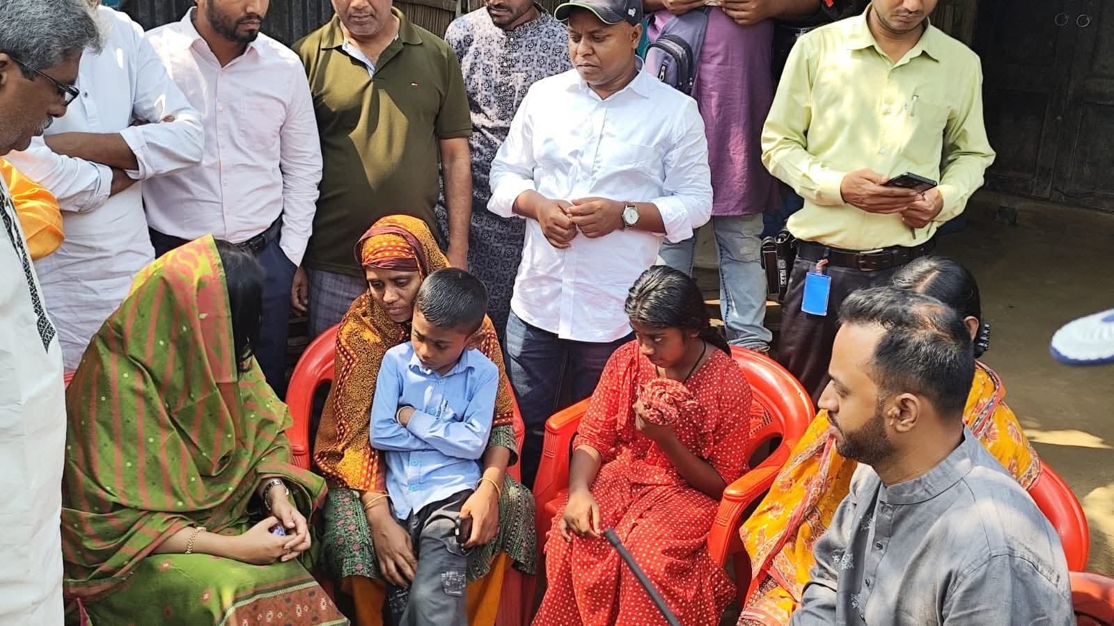 নাটোরে প্রধান মন্ত্রী তারেক রহমানের ‎পাঠানো ঈদ উপহার নিয়ে সেই অসহায় পরিবারের পাশে দাঁড়ালেন সমাজকল্যাণ প্রতিমন্ত্রী পুতুল