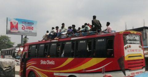 বাড়তি ভাড়া ও যানজটের ভোগান্তিতে নাড়ির টানে ফেরা ঘরমুখো যাত্রীরা