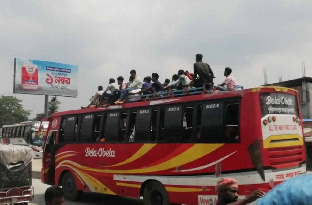 বাড়তি ভাড়া ও যানজটের ভোগান্তিতে নাড়ির টানে ফেরা ঘরমুখো যাত্রীরা