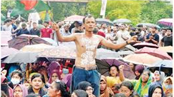 ছাত্রদের ধর্মঘট ও টানা অবরোধে অচল শাহবাগ