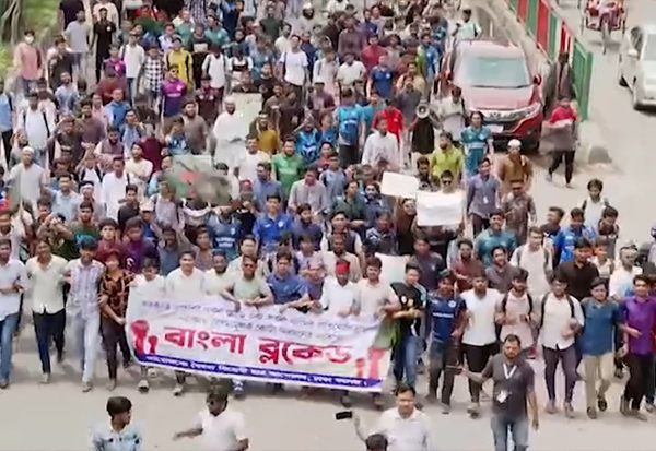 আদালতের স্থিতাবস্থা আদেশেও রাজপথ ছাড়েননি শিক্ষার্থীরা