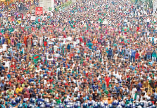 আপিল বিভাগের আদেশ প্রত্যাখ্যান করে রাজপথে শিক্ষার্থীরা