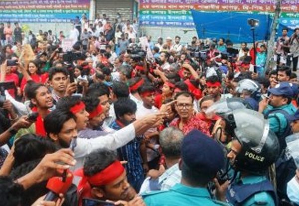 রিমেম্বারিং আওয়ার হিরোজ, শহীদদের স্মরণে কালো ব্যাজ ও নীরবতা