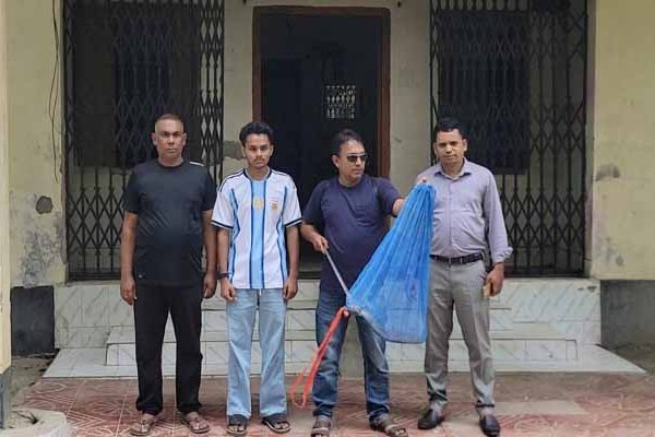 হরিরামপুরে পদ্মা নদী থেকে জীবিত রাসেল ভাইপার সাপ উদ্ধার